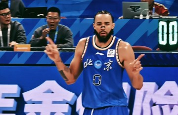 开云部门-麦基首秀12+6！北京大胜送四川24连败 周琦11+7迎里程碑